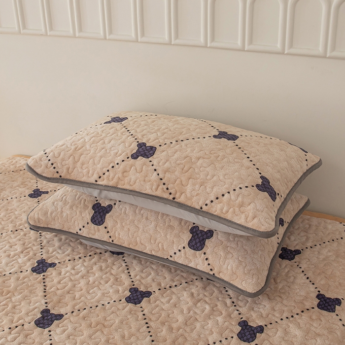 91家纺网 家纺一手货源 找家纺 梦莱家纺 2025新款牛奶绒花边单床盖三件套 时尚熊