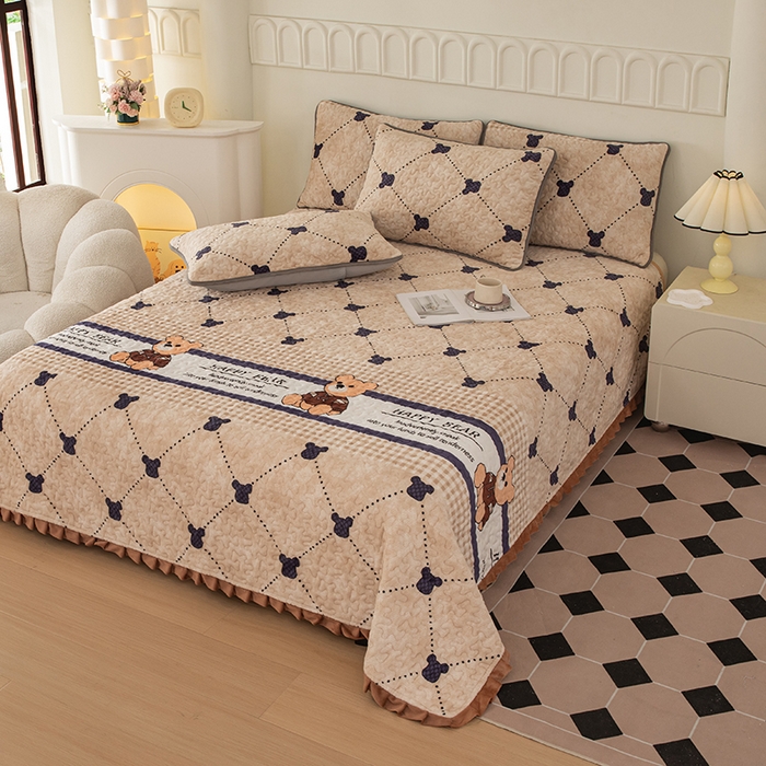 91家纺网 家纺一手货源 找家纺 梦莱家纺 2025新款牛奶绒花边单床盖三件套 时尚熊