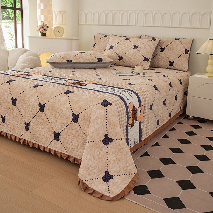 91家纺网 家纺一手货源 找家纺 梦莱家纺 2025新款牛奶绒花边单床盖三件套 时尚熊