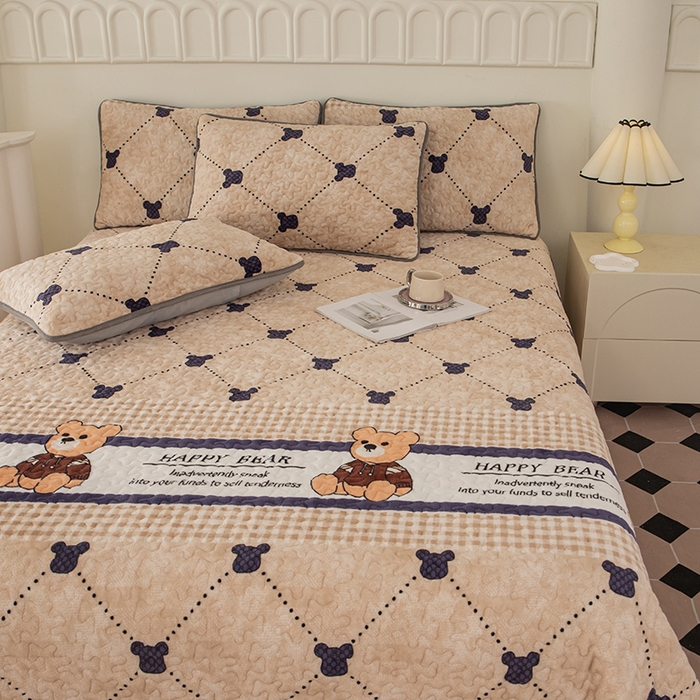 91家纺网 家纺一手货源 找家纺 梦莱家纺 2025新款牛奶绒花边单床盖三件套 时尚熊