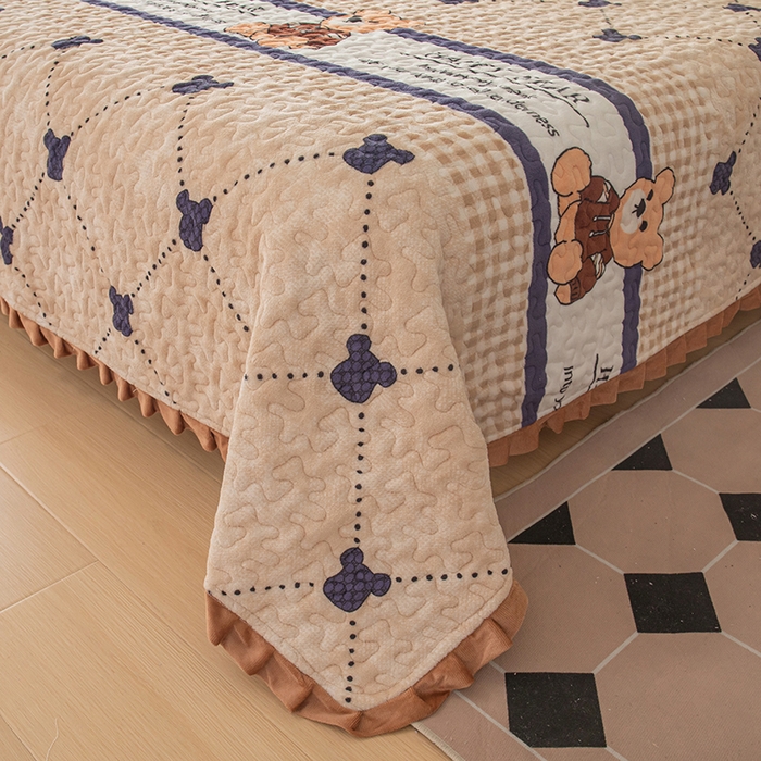 91家纺网 家纺一手货源 找家纺 梦莱家纺 2025新款牛奶绒花边单床盖三件套 时尚熊