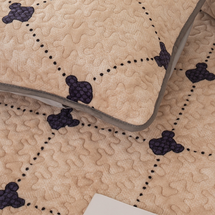 91家纺网 家纺一手货源 找家纺 梦莱家纺 2025新款牛奶绒花边单床盖三件套 时尚熊