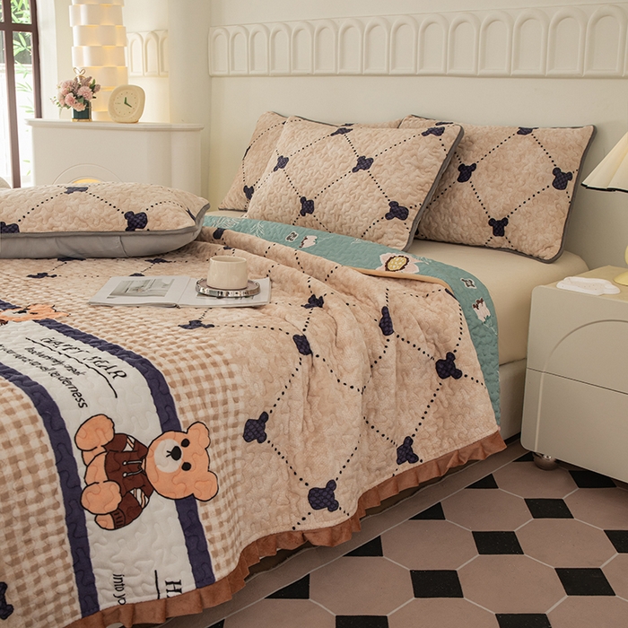 91家纺网 家纺一手货源 找家纺 梦莱家纺 2025新款牛奶绒花边单床盖三件套 时尚熊