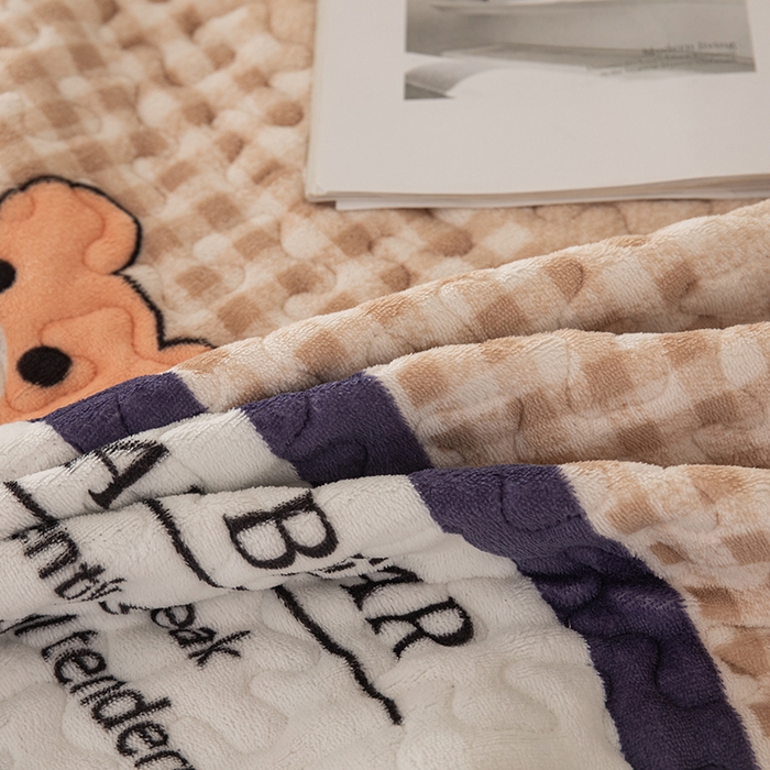 91家纺网 家纺一手货源 找家纺 梦莱家纺 2025新款牛奶绒花边单床盖三件套 时尚熊