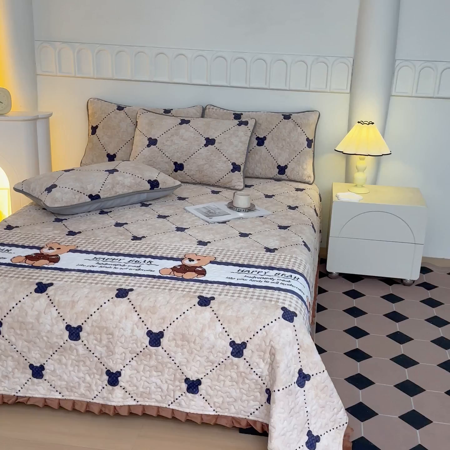 91家纺网 家纺一手货源 找家纺 梦莱家纺 2025新款牛奶绒花边单床盖三件套 时尚熊