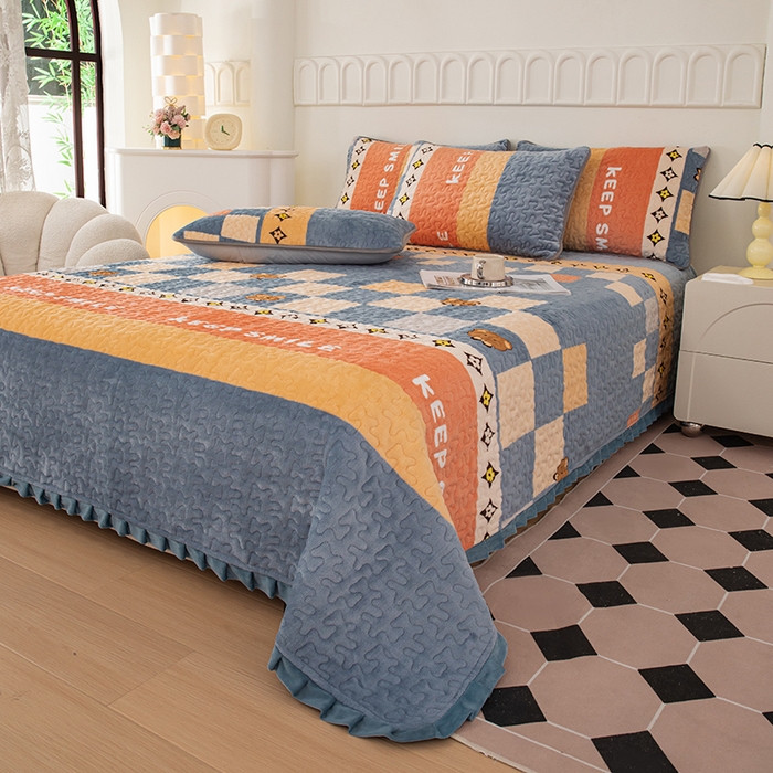 91家纺网 家纺一手货源 找家纺 梦莱家纺 2025新款牛奶绒花边单床盖三件套 微笑熊