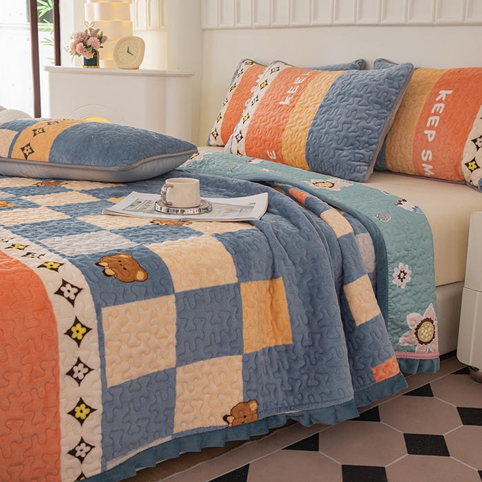 91家纺网 家纺一手货源 找家纺 梦莱家纺 2025新款牛奶绒花边单床盖三件套 微笑熊