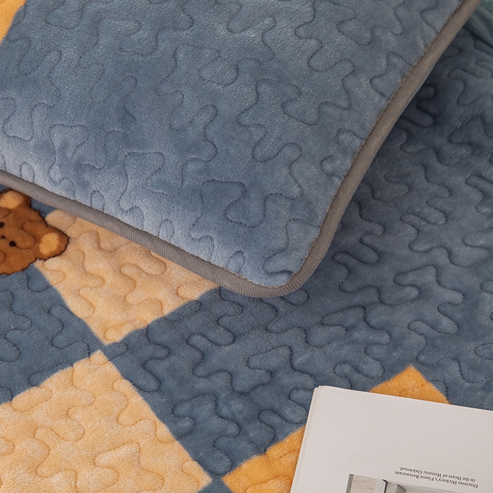 91家纺网 家纺一手货源 找家纺 梦莱家纺 2025新款牛奶绒花边单床盖三件套 微笑熊