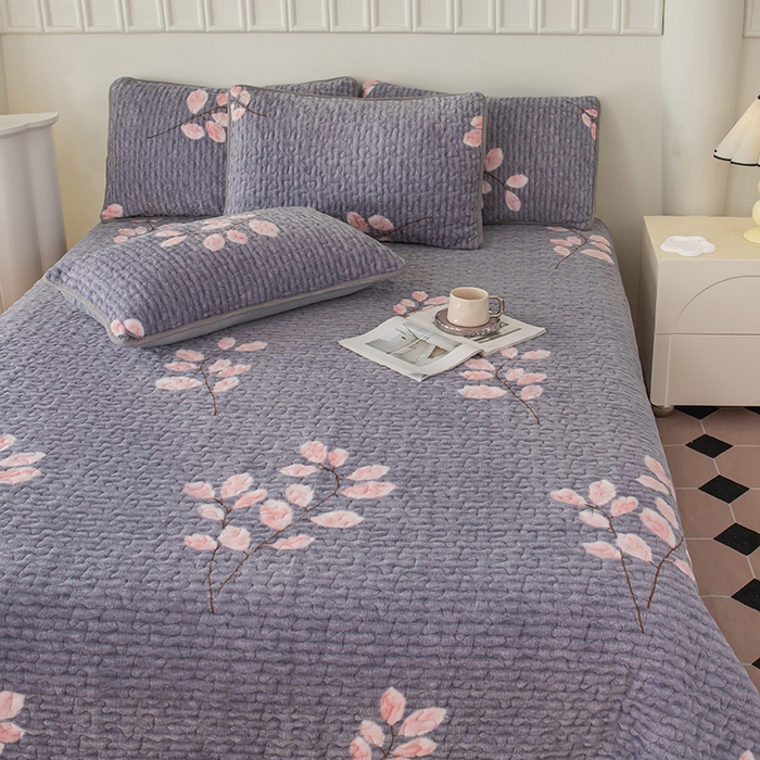 91家纺网 家纺一手货源 找家纺 梦莱家纺 2025新款牛奶绒花边单床盖三件套 摇曳-灰