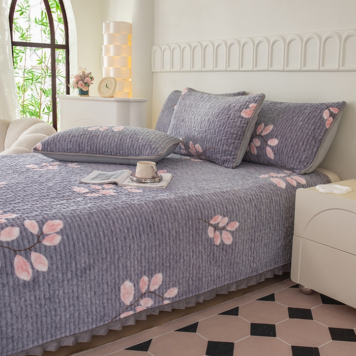 91家纺网 家纺一手货源 找家纺 梦莱家纺 2025新款牛奶绒花边单床盖三件套 摇曳-灰