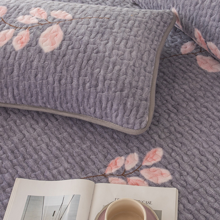 91家纺网 家纺一手货源 找家纺 梦莱家纺 2025新款牛奶绒花边单床盖三件套 摇曳-灰