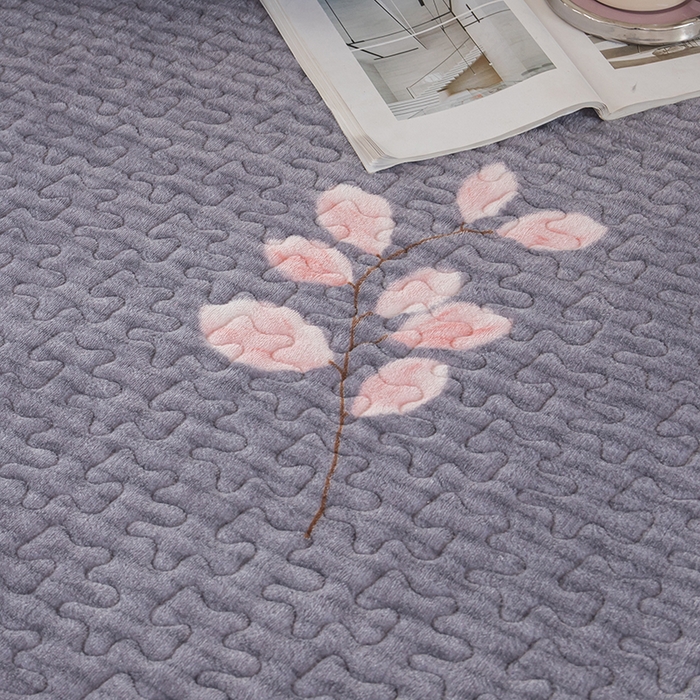 91家纺网 家纺一手货源 找家纺 梦莱家纺 2025新款牛奶绒花边单床盖三件套 摇曳-灰