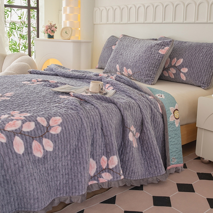 91家纺网 家纺一手货源 找家纺 梦莱家纺 2025新款牛奶绒花边单床盖三件套 摇曳-灰