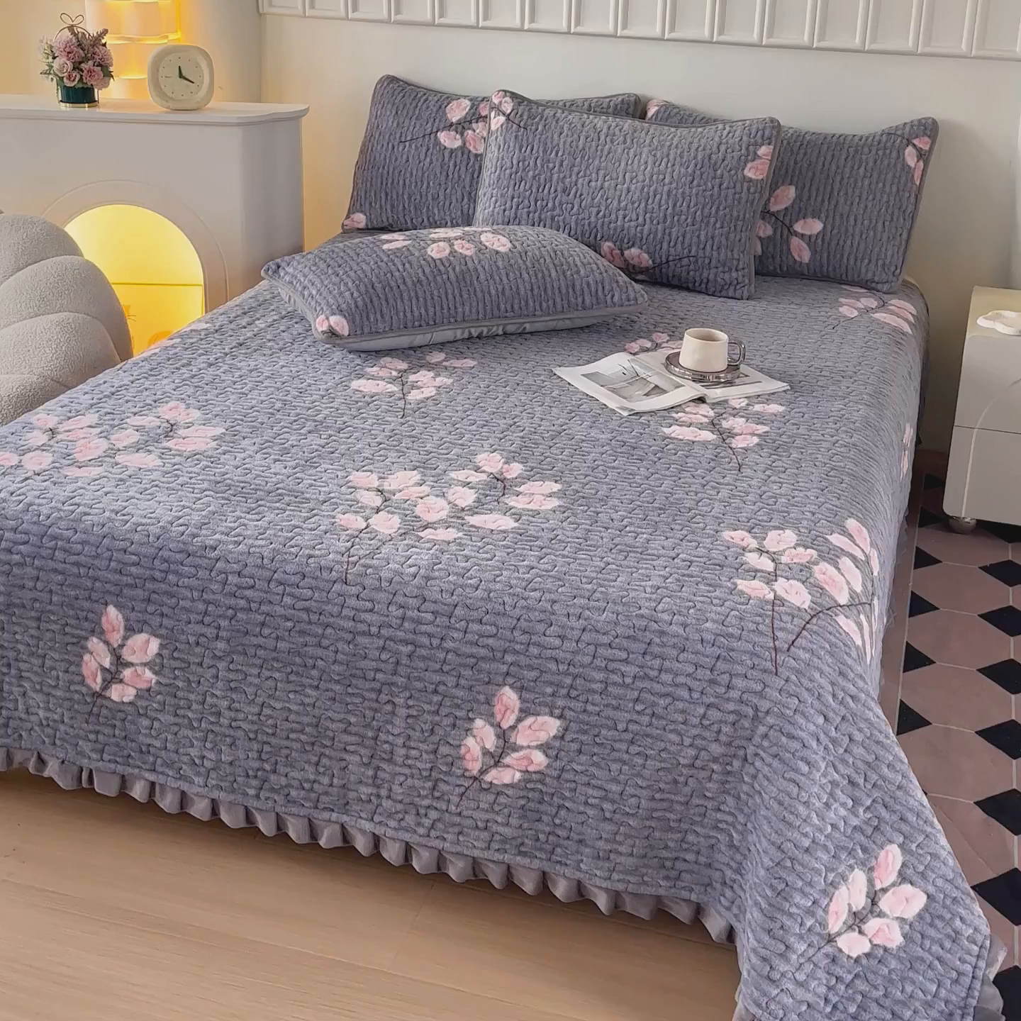 91家纺网 家纺一手货源 找家纺 梦莱家纺 2025新款牛奶绒花边单床盖三件套 摇曳-灰