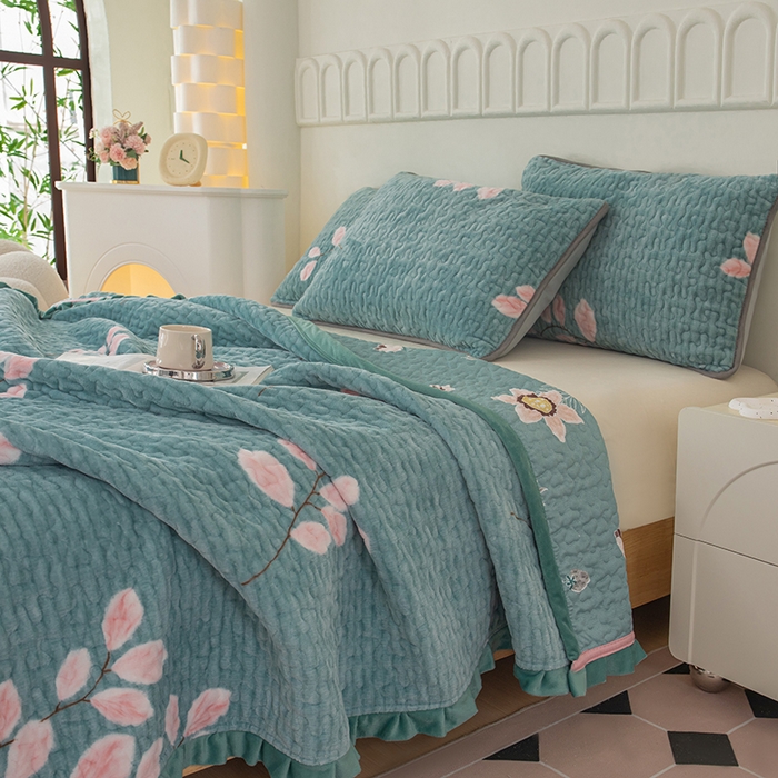 91家纺网 家纺一手货源 找家纺 梦莱家纺 2025新款牛奶绒花边单床盖三件套 摇曳-蓝