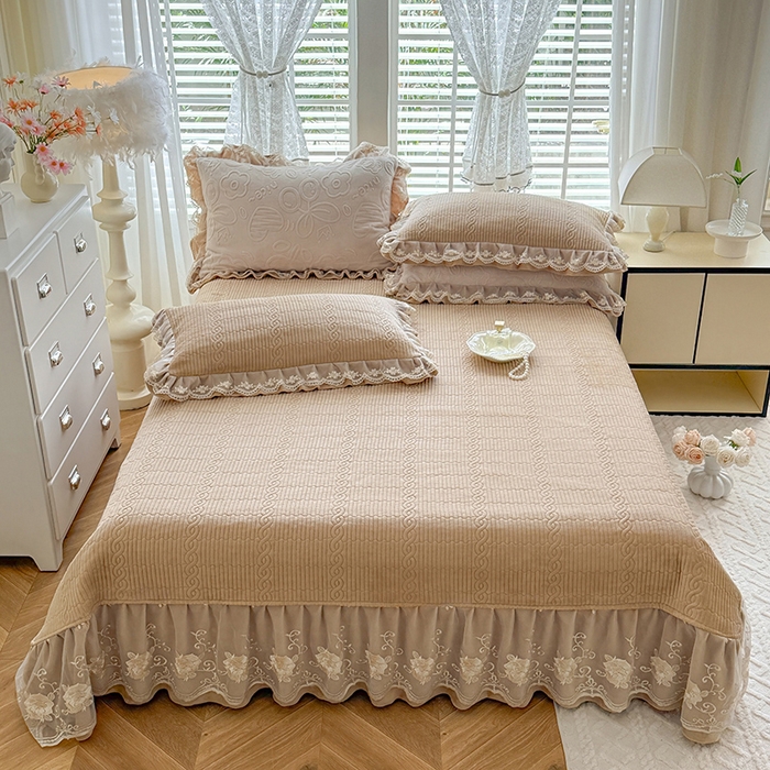 91家纺网 家纺一手货源 找家纺 （总）美达家纺 2025新款牛奶绒雕花系列纯色夹棉床盖四件套