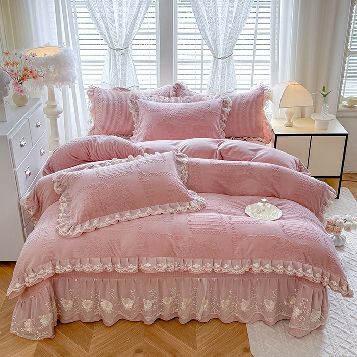 91家纺网 家纺一手货源 找家纺 （总）美达家纺 2025新款牛奶绒雕花系列纯色夹棉床盖四件套