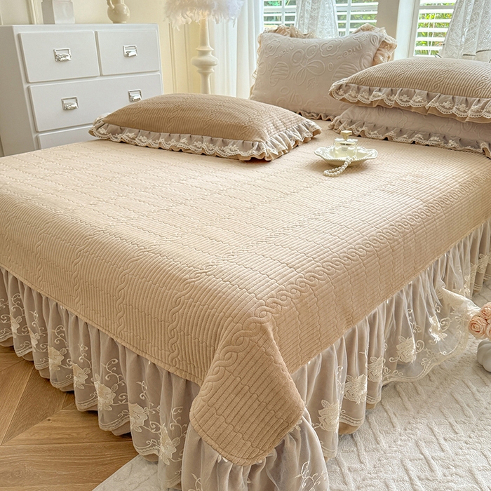 91家纺网 家纺一手货源 找家纺 （总）美达家纺 2025新款牛奶绒雕花系列纯色夹棉床盖四件套