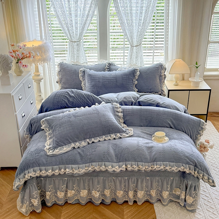 91家纺网 家纺一手货源 找家纺 （总）美达家纺 2025新款牛奶绒雕花系列纯色夹棉床盖四件套