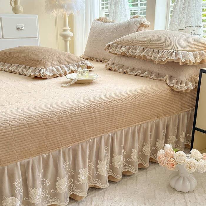 91家纺网 家纺一手货源 找家纺 （总）美达家纺 2025新款牛奶绒雕花系列纯色夹棉床盖四件套