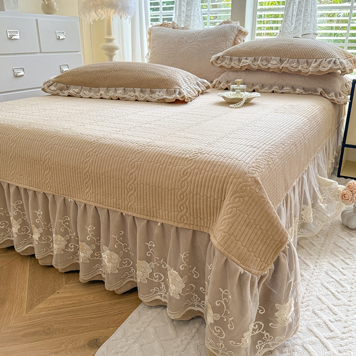 91家纺网 家纺一手货源 找家纺 （总）美达家纺 2025新款牛奶绒雕花系列纯色夹棉床盖四件套