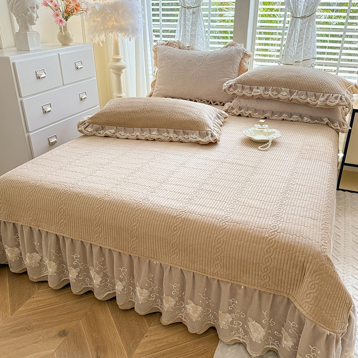 91家纺网 家纺一手货源 找家纺 （总）美达家纺 2025新款牛奶绒雕花系列纯色夹棉床盖四件套