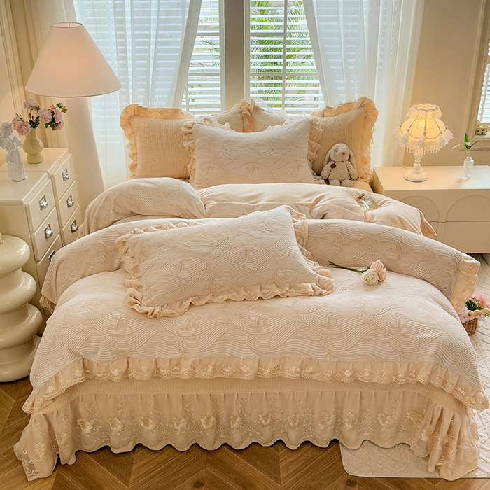 91家纺网 家纺一手货源 找家纺 （总）美达家纺 2025新款牛奶绒雕花系列纯色夹棉床盖四件套