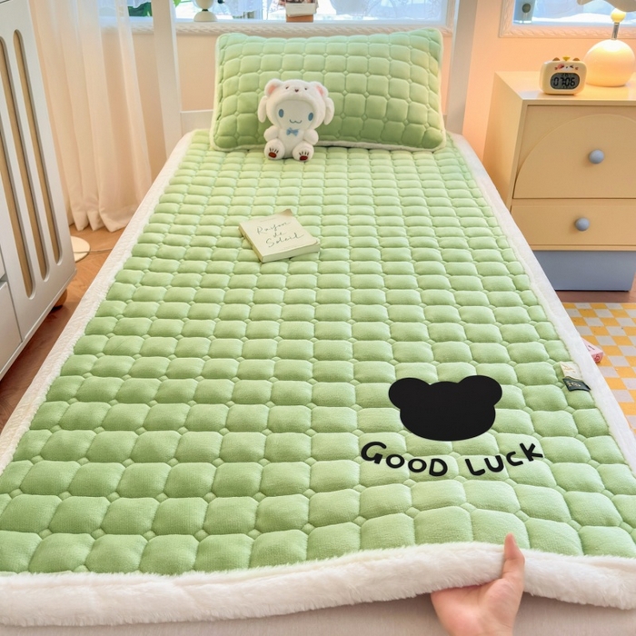 91家纺网 家纺一手货源 找家纺 爱屋及屋 2025新款牛奶绒纯色床护垫-好运熊系列 草绿
