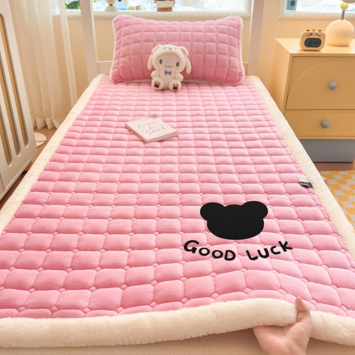 91家纺网 家纺一手货源 找家纺 爱屋及屋 2025新款牛奶绒纯色床护垫-好运熊系列 粉玉
