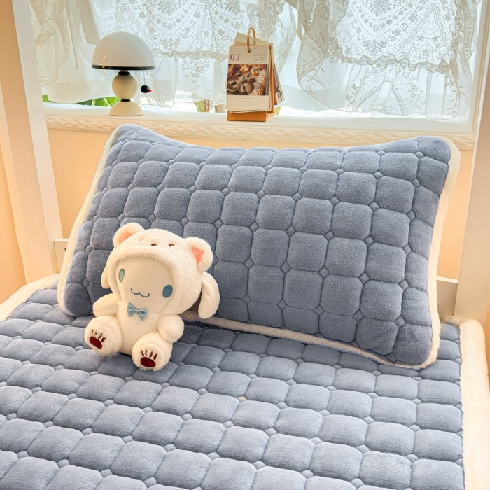 91家纺网 家纺一手货源 找家纺 爱屋及屋 2025新款牛奶绒纯色床护垫-好运熊系列 浅灰