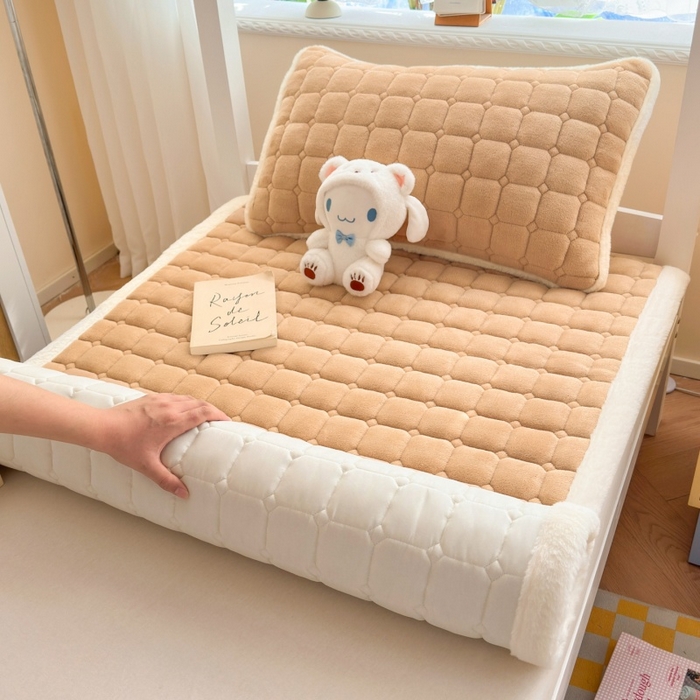 91家纺网 家纺一手货源 找家纺 爱屋及屋 2025新款牛奶绒纯色床护垫-好运熊系列 卡其