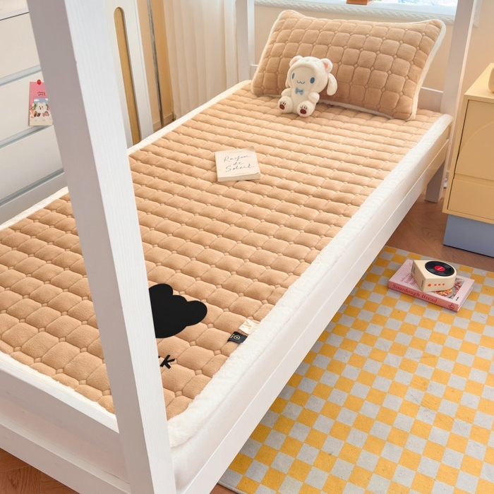 91家纺网 家纺一手货源 找家纺 爱屋及屋 2025新款牛奶绒纯色床护垫-好运熊系列 卡其