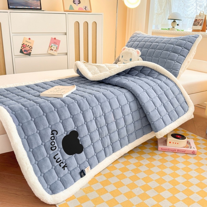 91家纺网 家纺一手货源 找家纺 爱屋及屋 2025新款牛奶绒纯色床护垫-好运熊系列 浅灰