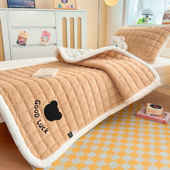 91家纺网 家纺一手货源 找家纺 爱屋及屋 2025新款牛奶绒纯色床护垫-好运熊系列 卡其