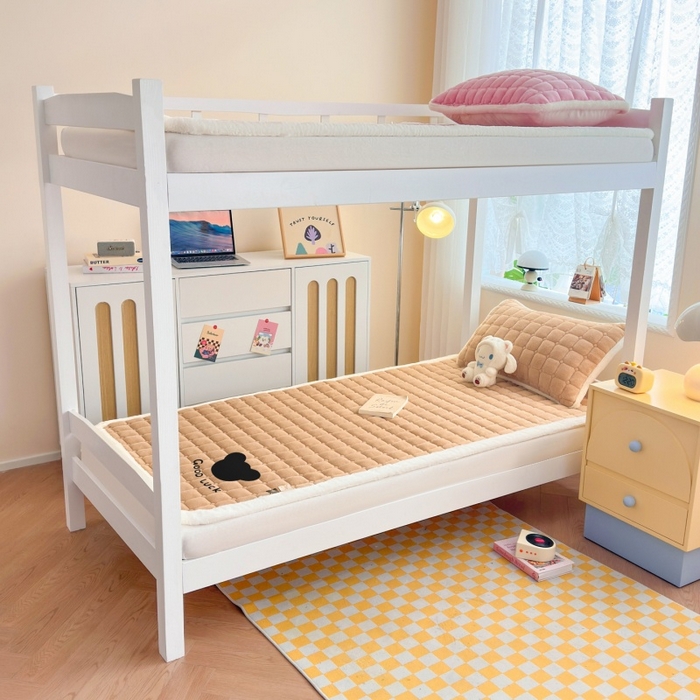 91家纺网 家纺一手货源 找家纺 爱屋及屋 2025新款牛奶绒纯色床护垫-好运熊系列 卡其