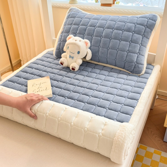 91家纺网 家纺一手货源 找家纺 爱屋及屋 2025新款牛奶绒纯色床护垫-好运熊系列 浅灰