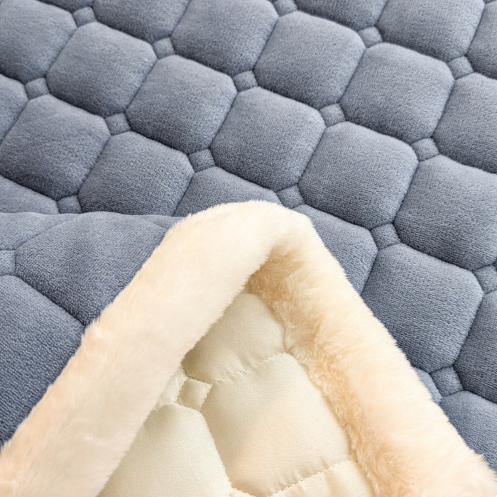 91家纺网 家纺一手货源 找家纺 爱屋及屋 2025新款牛奶绒纯色床护垫-好运熊系列 浅灰