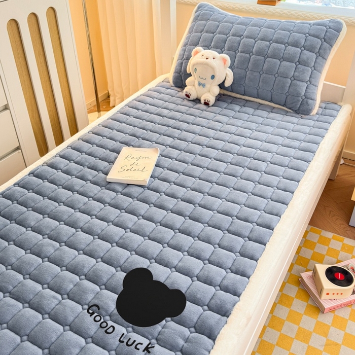 91家纺网 家纺一手货源 找家纺 爱屋及屋 2025新款牛奶绒纯色床护垫-好运熊系列 浅灰