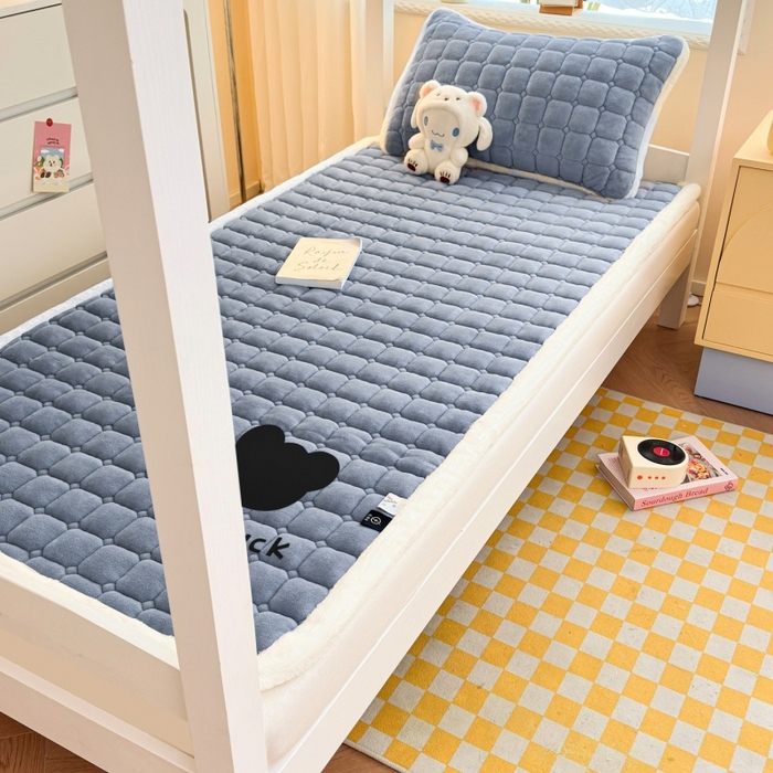 91家纺网 家纺一手货源 找家纺 爱屋及屋 2025新款牛奶绒纯色床护垫-好运熊系列 浅灰