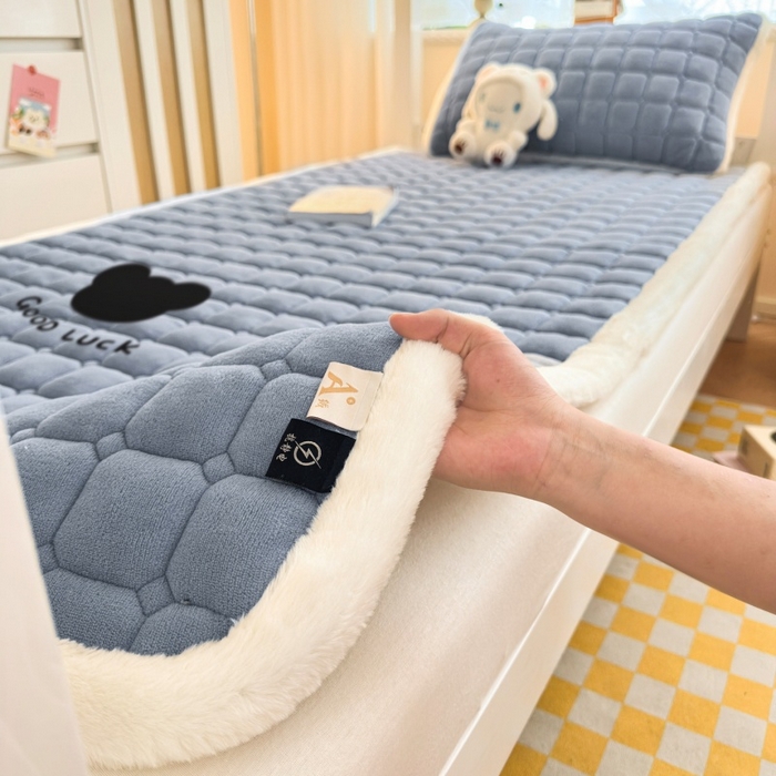 91家纺网 家纺一手货源 找家纺 爱屋及屋 2025新款牛奶绒纯色床护垫-好运熊系列 浅灰