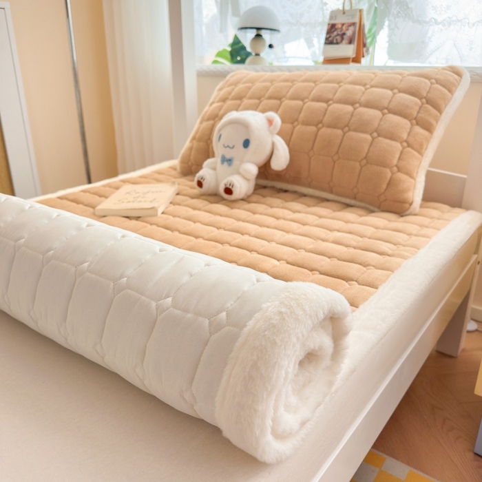 91家纺网 家纺一手货源 找家纺 爱屋及屋 2025新款牛奶绒纯色床护垫-好运熊系列 卡其