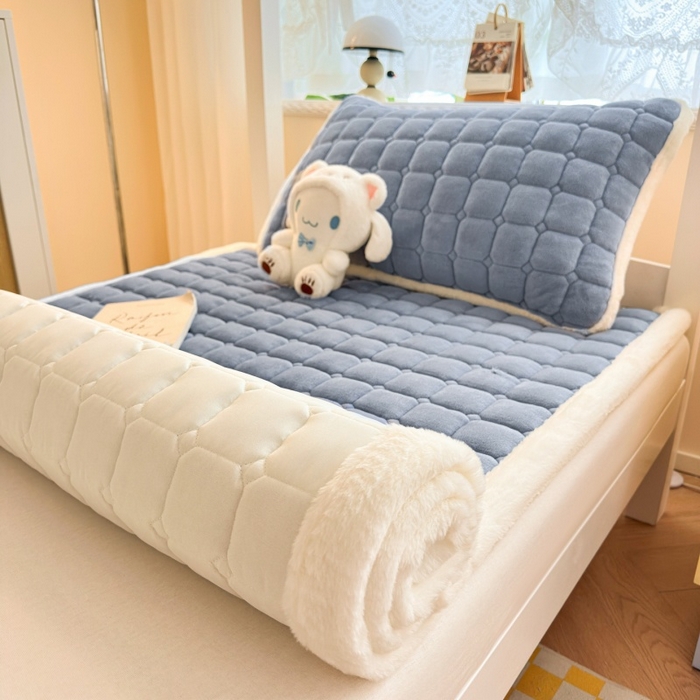 91家纺网 家纺一手货源 找家纺 爱屋及屋 2025新款牛奶绒纯色床护垫-好运熊系列 浅灰