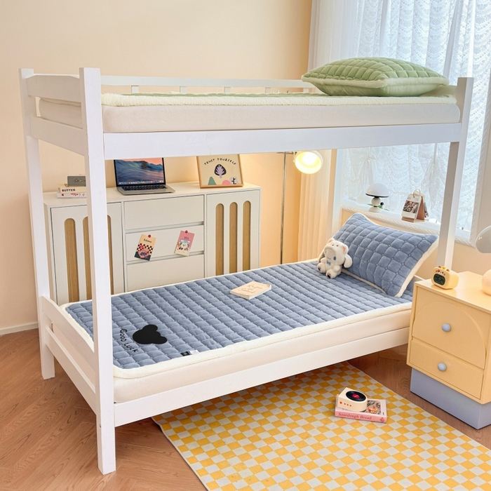 91家纺网 家纺一手货源 找家纺 爱屋及屋 2025新款牛奶绒纯色床护垫-好运熊系列 浅灰