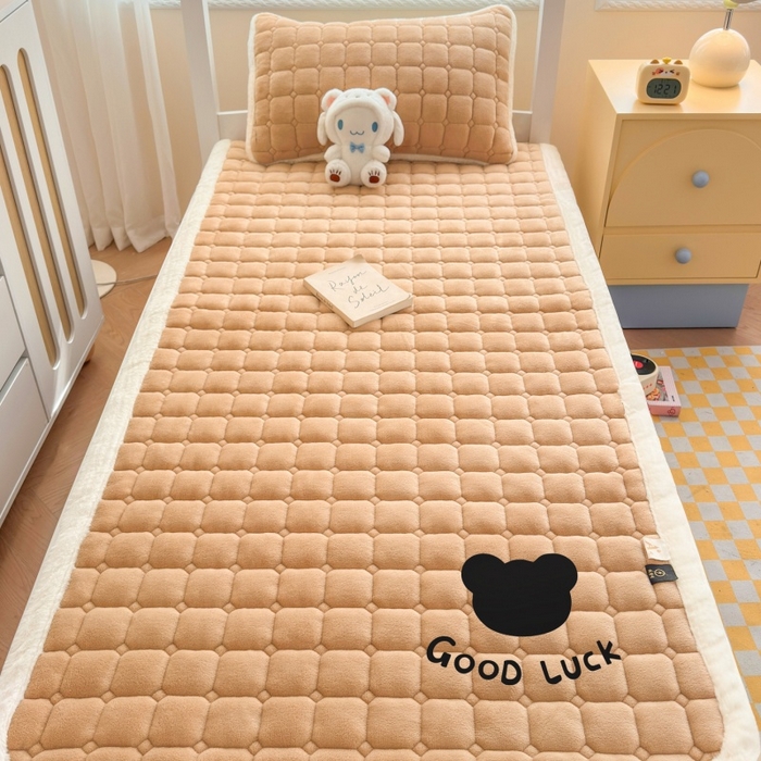 91家纺网 家纺一手货源 找家纺 爱屋及屋 2025新款牛奶绒纯色床护垫-好运熊系列 卡其