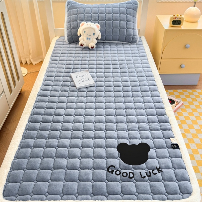 91家纺网 家纺一手货源 找家纺 爱屋及屋 2025新款牛奶绒纯色床护垫-好运熊系列 浅灰