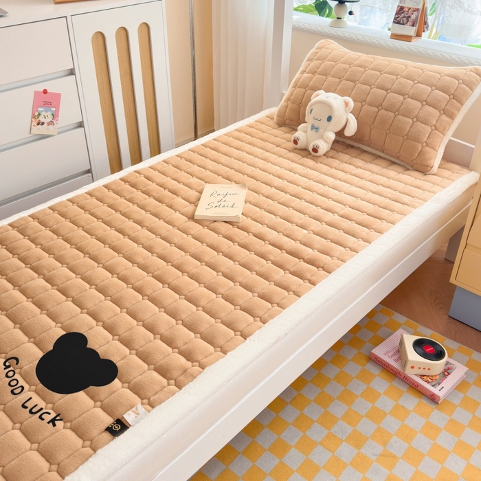 91家纺网 家纺一手货源 找家纺 爱屋及屋 2025新款牛奶绒纯色床护垫-好运熊系列 卡其