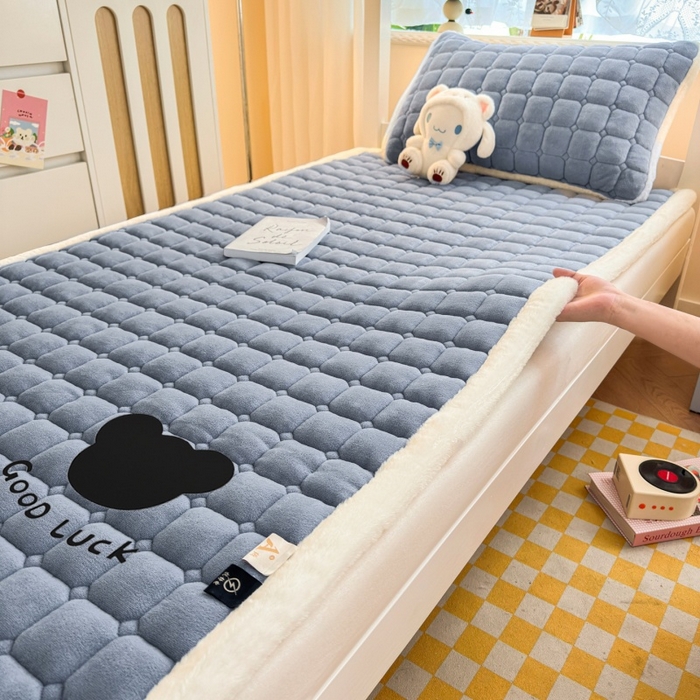 91家纺网 家纺一手货源 找家纺 爱屋及屋 2025新款牛奶绒纯色床护垫-好运熊系列 浅灰