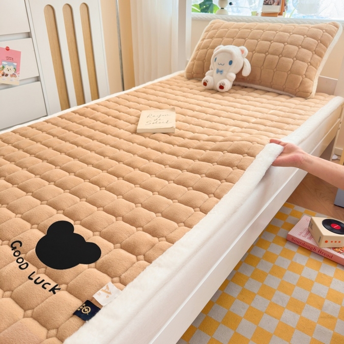 91家纺网 家纺一手货源 找家纺 爱屋及屋 2025新款牛奶绒纯色床护垫-好运熊系列 卡其