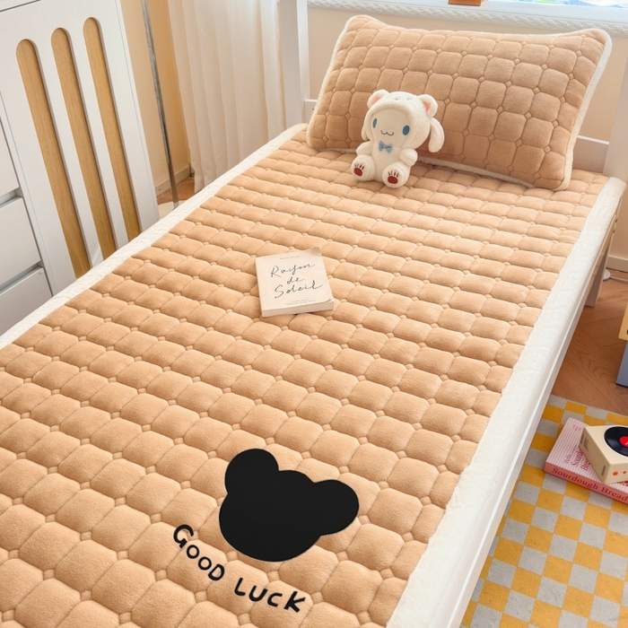 91家纺网 家纺一手货源 找家纺 爱屋及屋 2025新款牛奶绒纯色床护垫-好运熊系列 卡其