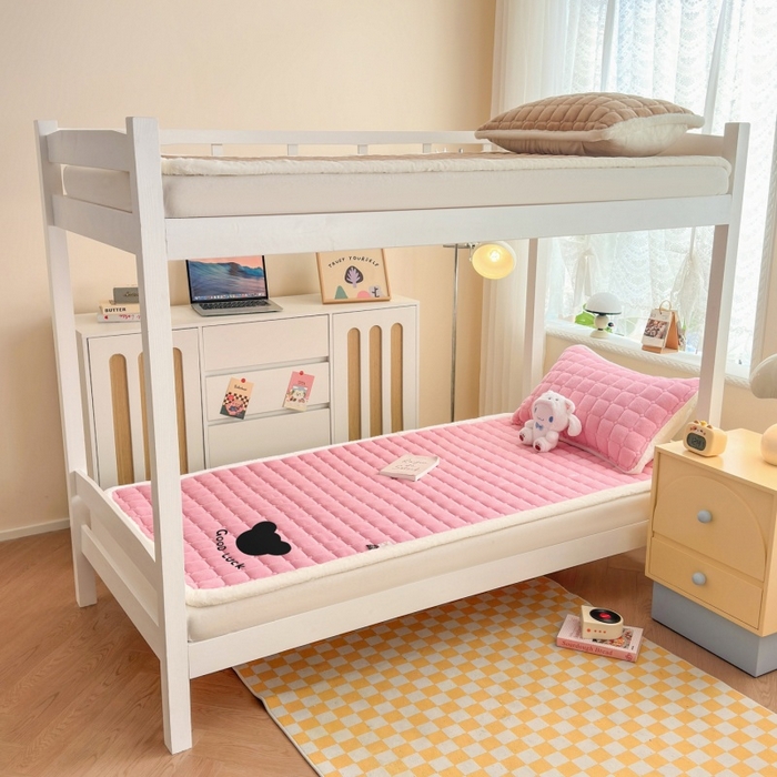 91家纺网 家纺一手货源 找家纺 爱屋及屋 2025新款牛奶绒纯色床护垫-好运熊系列 粉玉